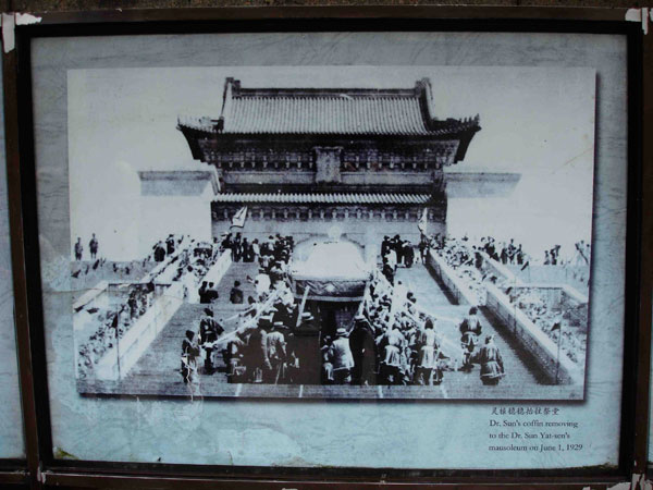 Fig. 4 The arrival of Sun Yat-sen's catafalque at the Zhongshan Ling presidential tomb outside Nanjing in June 1929 