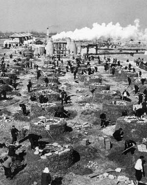 Back Yard Steel Furnaces at Xuchang, Henan province. Source: Long Bow Archiv